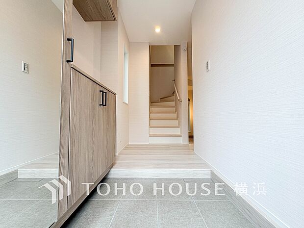 上質感漂う玄関と廊下。居住者の帰り、訪れる方を優しく迎えてくれます。