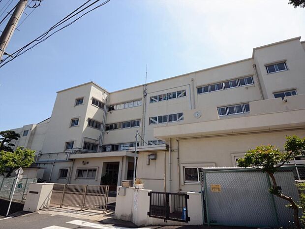 横浜市立日野小学校 700m 徒歩9分。小学校が近いのは子育てファミリーにもおすすめのポイントです。