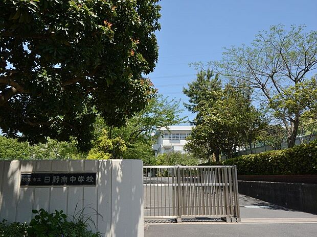 横浜市立日野南中学校 2200m 徒歩28分。中学生の体力づくりにはぴったりの距離かもしれませんね。