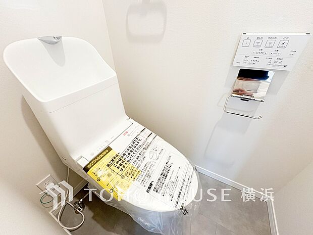 清潔感溢れるトイレ。落ち着いた空間で安らぎのひとときをお過ごしいただけます。