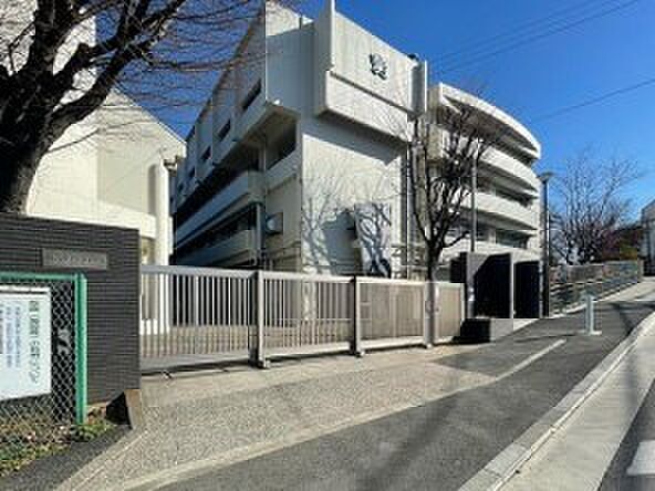 横浜市立下田小学校　650m　徒歩9分。小学校が近いのは子育てファミリーにもおすすめのポイント。