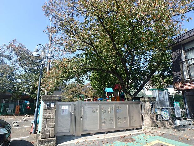 市ケ尾幼稚園 750m 園庭にある大型遊具は子ども達に大人気。年少さんから年長さんまで楽しく遊べる遊具がたくさんあります。