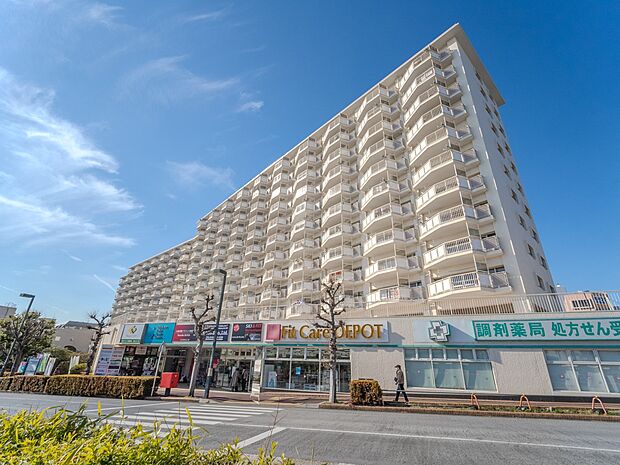 Fit　Care　DEPOT市ヶ尾店　1000m　薬・化粧品だけではなく、食品や雑貨等もそろっており、日常の買い物がスピーディーにできる品揃えです。 