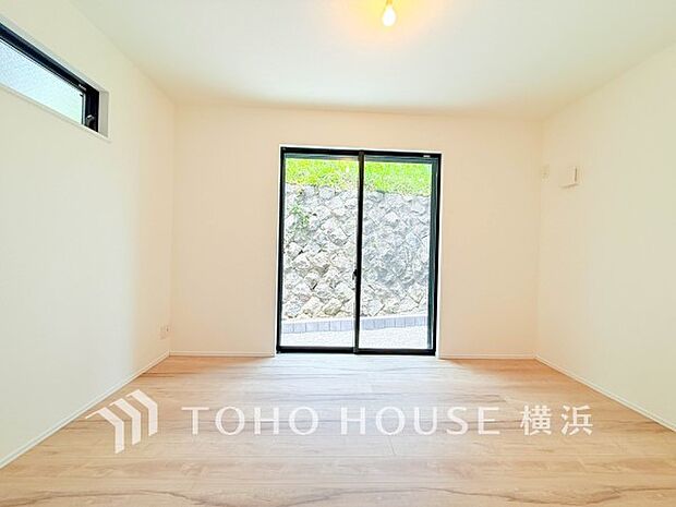 一日の疲れをいやしてくれる寝室。時を忘れて過ごす場所として過ごせるお部屋。