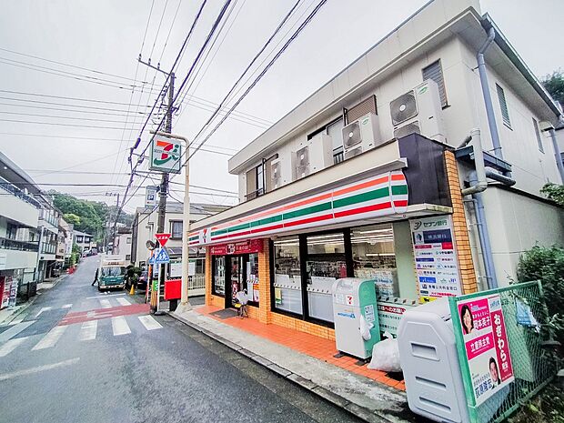セブンイレブン横浜西戸部店 500m ちょっとしたお買い物や支払い、宅急便の発送などに便利なコンビニエンスストア。近くにあると助かります。