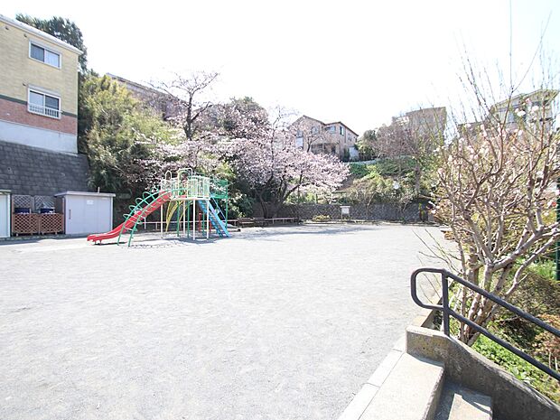 西戸部町二丁目公園 94m 複合遊具も充実しトイレもあるので、小学生や小さなお子様も安心して体を使って遊ぶことができます。