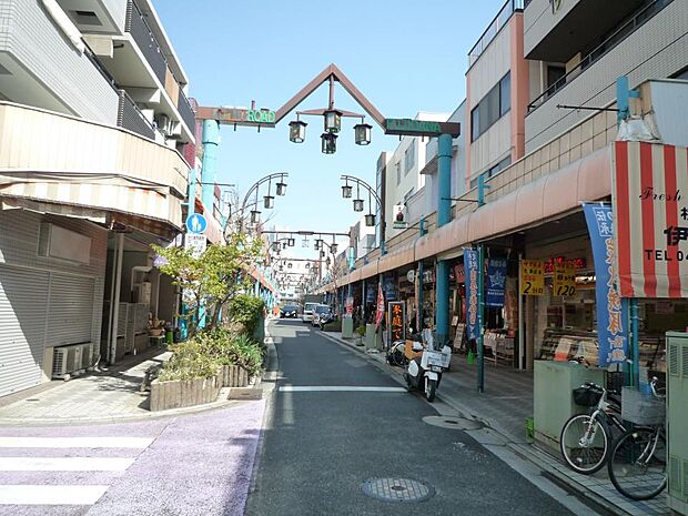 藤棚商店街 850m 下町情緒溢れる地域。60数年の歴史を持つ商店街ですが、今も活気に満ちています。
