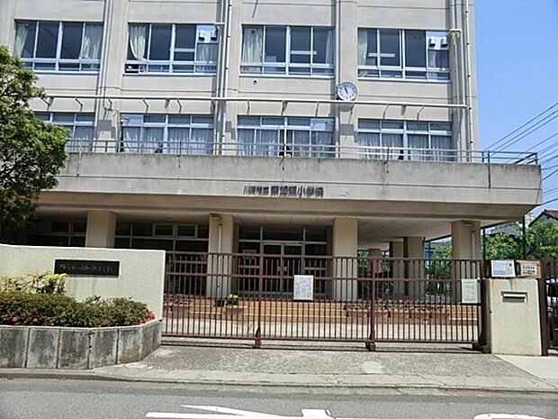 川崎市立南加瀬小学校 600m 徒歩8分。小学校が近いのは子育てファミリーにもおすすめのポイントです。
