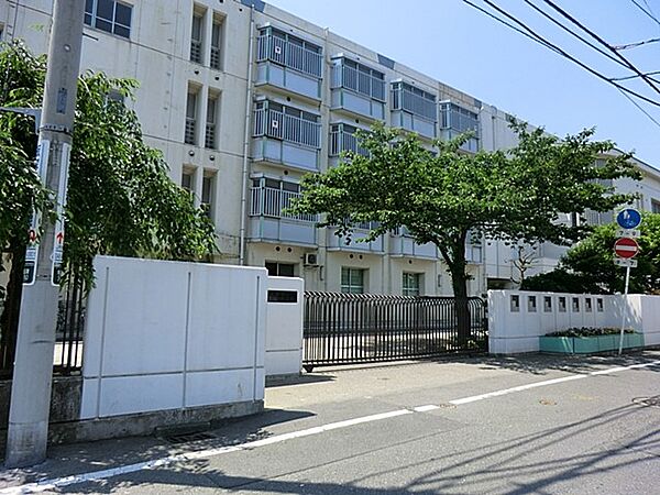川崎市立南加瀬中学校　1000m　徒歩14分。部活などで帰りが遅くなっても安心の距離です。