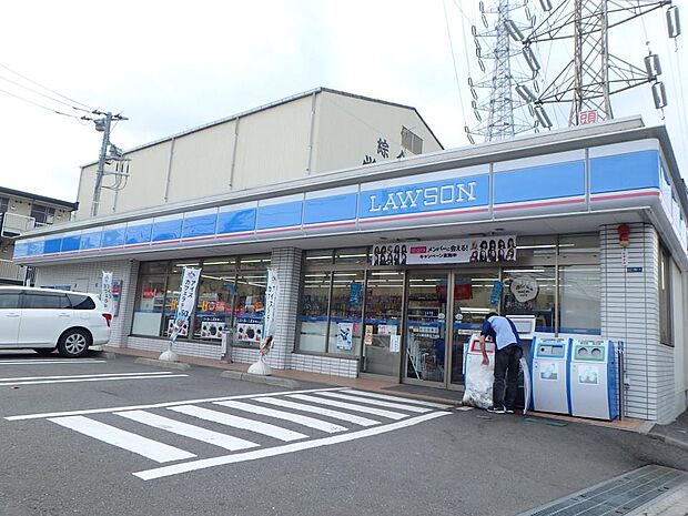 ローソン 南加瀬五丁目店 270m お手軽に食べれる食品や日用品雑貨などを扱う便利なコンビニ。