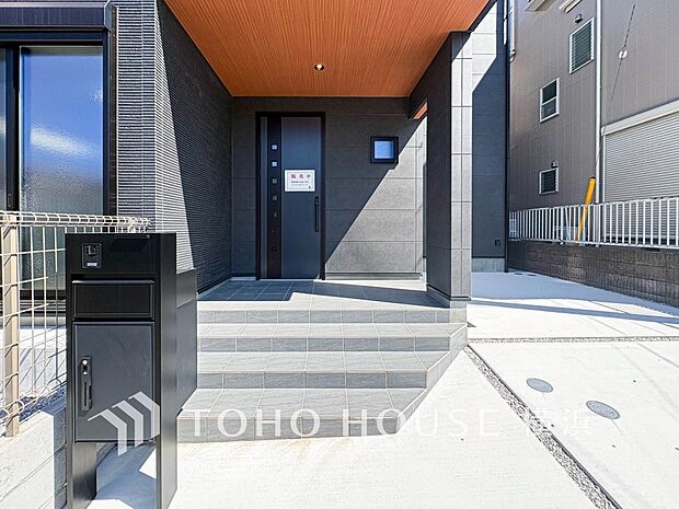 お住まいの顔となる玄関。住まう方のプライドを満たすクオリティを備えています。