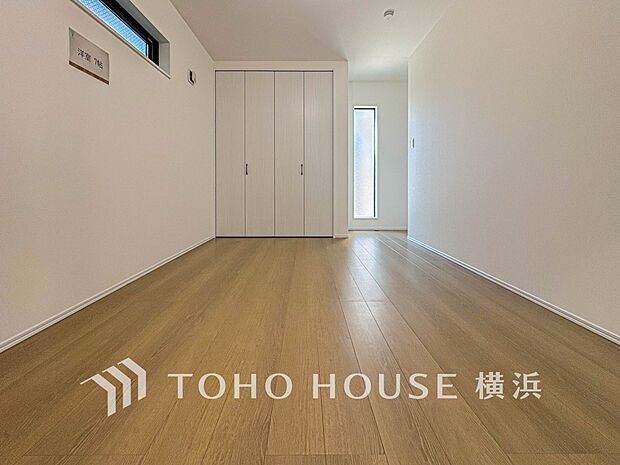 一日の疲れをいやしてくれる寝室。時を忘れて過ごす場所として過ごせるお部屋。