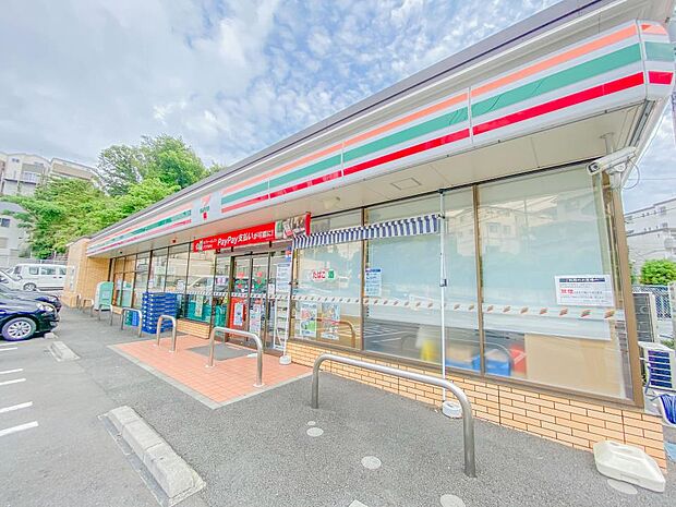 セブンイレブン横浜戸塚平戸東海道店 300m オリジナルブランド商品やホットスナック・コーヒーも人気です。