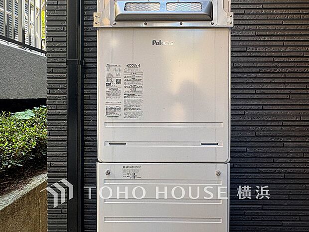 キッチンやシャワーなどの給湯と、自動湯はりやおいだき機能を備えた給湯器。