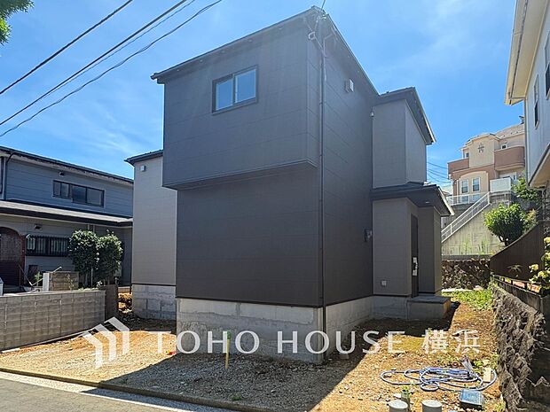 お住まいの顔となる玄関。住まう方のプライドを満たすクオリティを備えています。 