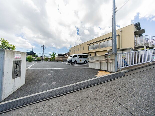 境木保育園 1100m 保土ヶ谷の中央部の住宅街にあります。 すぐ目の前には、境木町公園がありとても環境豊かな場所です。