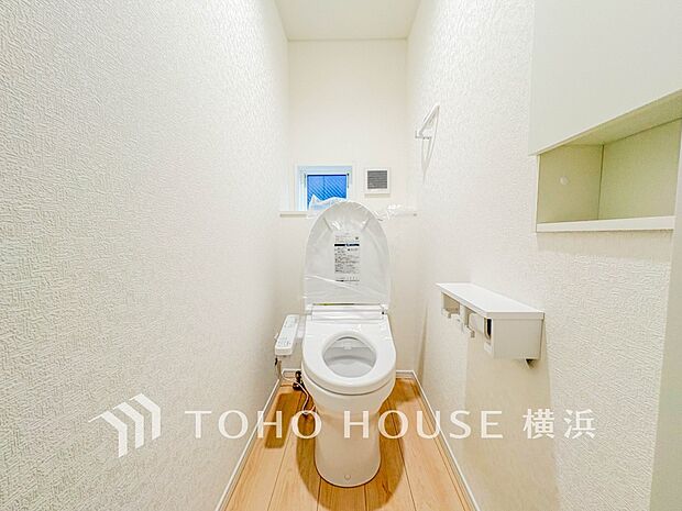 換気と明るさに配慮した、清潔感溢れるトイレ。落ち着いた空間で安らぎのひとときをお過ごしいただけます。