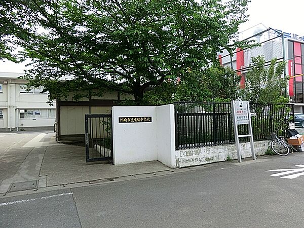 川崎市立東橘中学校　800m　徒歩10分。部活などで帰りが遅くなっても安心の距離です。