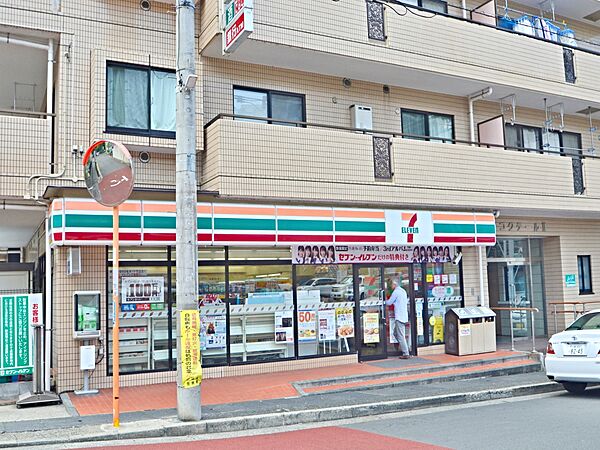 セブンイレブン川崎蟹ヶ谷店　500m　お手軽に食べれる食品や日用品雑貨などを扱う便利なコンビニ。