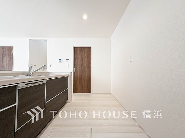 明るい自然光が入るキッチン。家族そろってキッチンに立っても調理がしやすく余裕の広さ。