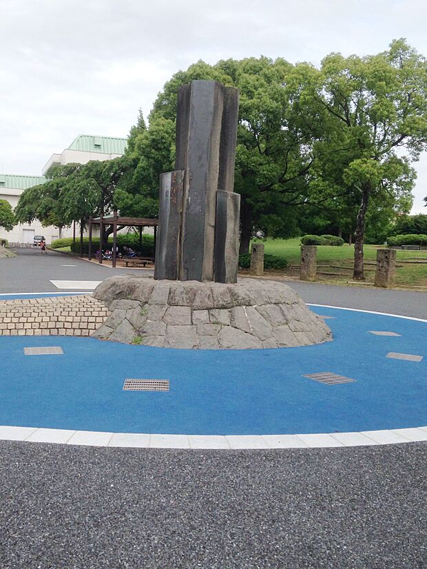 長浜公園 450m 横横道路を挟んで北と南に分かれた大きな公園。運動施設・遊具広場・野鳥観察園などがあります。
