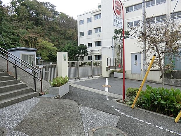 横浜市立西柴小学校 1300m 徒歩19分。お友達との会話も弾む通学路。お子様のかけがえのない思い出に。