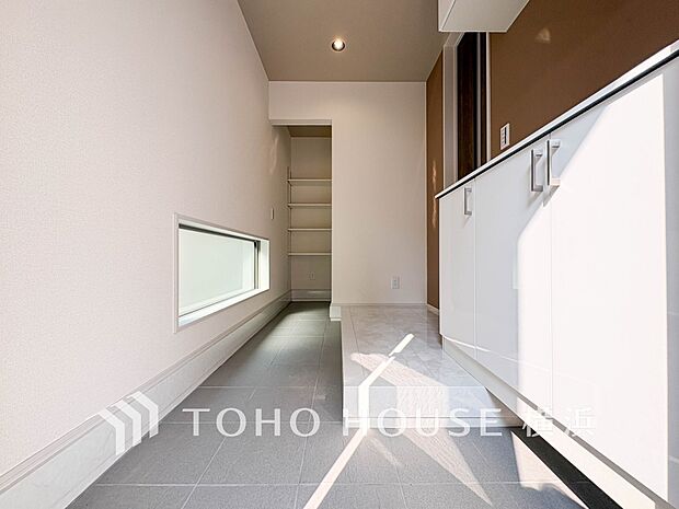 上質感漂う玄関と廊下。居住者の帰り、訪れる方を優しく迎えてくれます。