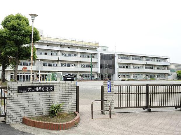 横浜市立六ッ川西小学校　600m　徒歩8分。小学校が近いのは子育てファミリーにもおすすめのポイント。 