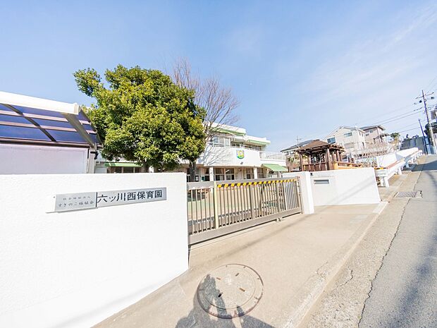 六ツ川西保育園 400m 継続的にリズム運動を全クラスで行っています。自然と触れ合う機会も大切にしています。