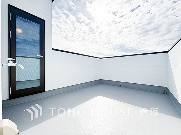 大空と眺望を心ゆくまで楽しめます。広々としたオープンエア空間が開放感あふれる毎日を演出。