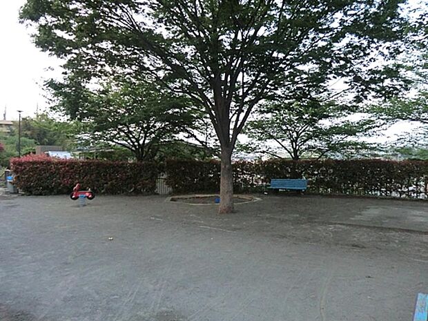 馬場七丁目公園 500m 閑静な住宅街の中の静かな公園。小さなお子様が楽しめる遊具とひとやすみできる木陰、ベンチがあります。