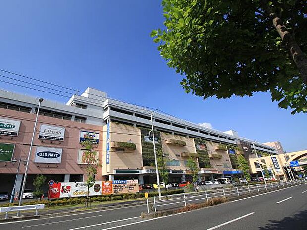 トレッサ横浜 1300m 約200もの専門店が集まる首都圏初のオートモール複合施設。小さなお子さまも楽しめます。