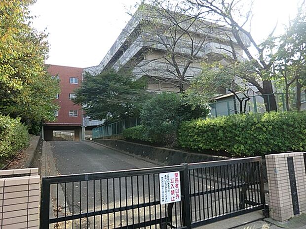 横浜市立獅子ケ谷小学校 1400m 徒歩18分。子育て世代に優しい落ち着いた住環境。