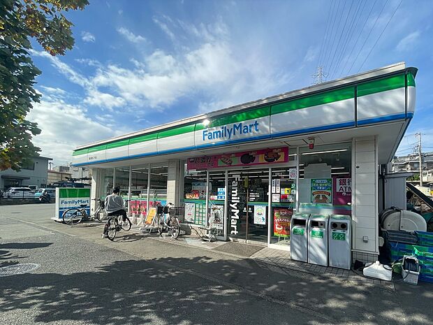 ファミリーマート鶴見環状二号店 900m 24時間営業。ちょっとした買い物にも便利ですね。