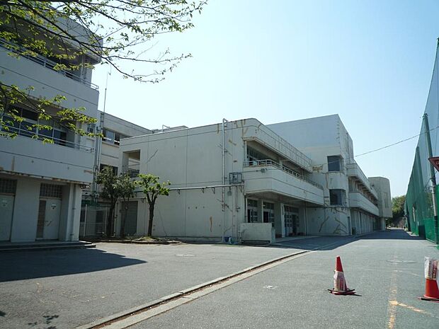 横浜市立秋葉中学校　1000m　徒歩13分。部活などで帰りが遅くなっても安心の距離です。 