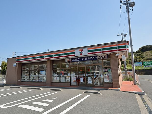 セブンイレブン横浜明治学院大学正門前店　1000m　オリジナルブランド商品やホットスナック・コーヒーも人気です。 