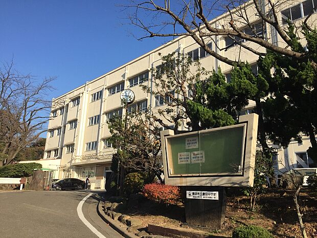 横浜市立豊田中学校 700m 徒歩9分。部活などで帰りが遅くなっても安心の距離です。