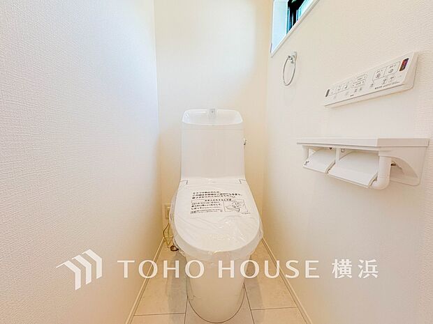 換気と明るさに配慮した、清潔感溢れるトイレ。落ち着いた空間で安らぎのひとときをお過ごしいただけます。