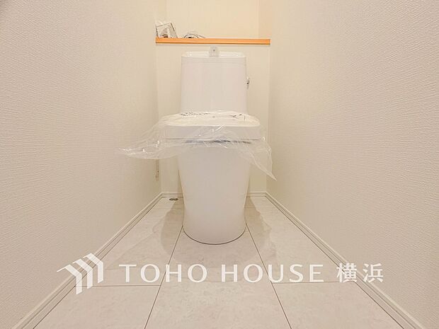 換気と明るさに配慮した、清潔感溢れるトイレ。落ち着いた空間で安らぎのひとときをお過ごしいただけます。