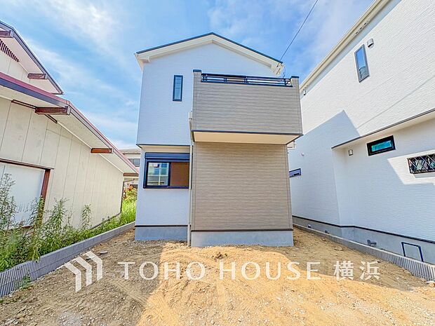 爽やかな青空の下に贅沢なほどに降り注ぐ陽光、豊かな居住性と、クオリティが見事に調和した住空間。