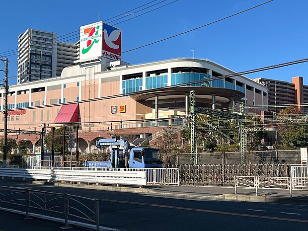 イトーヨーカドー能見台店 700m 9時から22時までの営業なので、お仕事で遅くなった日でもお買い物ができますね。