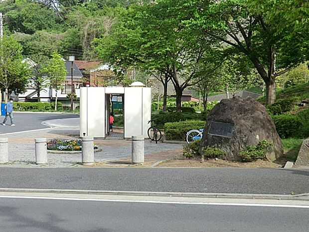 富岡西公園 500m 綺麗に整備された広い公園。こども広場、自由広場、ローズガーデン、野球場、テニスコートがあります。