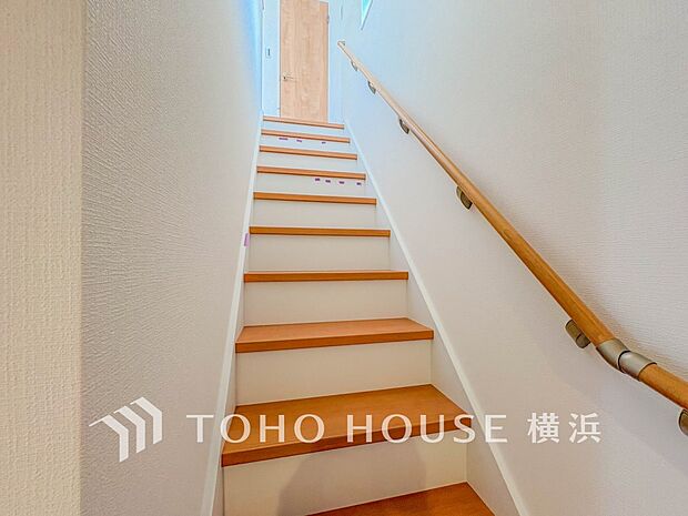 各フロアを結ぶ階段。集いの空間と一人の時間を楽しむプライベートルームをバランスよく繋いでいます。