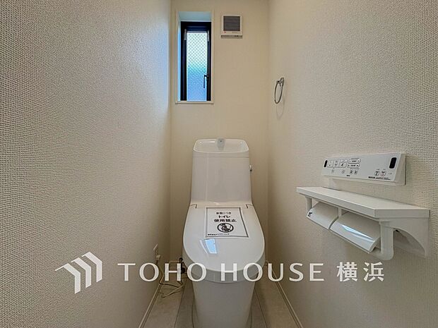 清潔感溢れるトイレ。落ち着いた空間で安らぎのひとときをお過ごしいただけます。