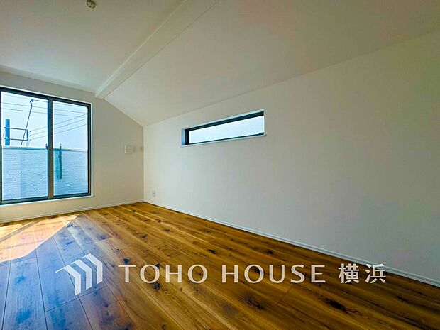 一日の疲れをいやしてくれる寝室。時を忘れて過ごす場所として過ごせるお部屋。
