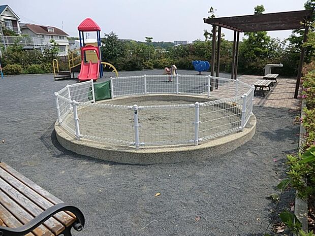 森四丁目第五公園　300m　住宅とマンションの間に位置する雰囲気が優れた公園。 