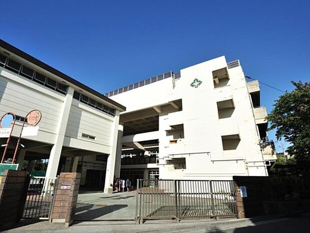 横浜市立森中学校 700m 徒歩12分。部活などで帰りが遅くなっても安心の距離です。