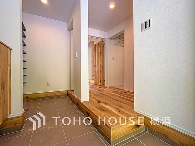 上質感漂う玄関と廊下。居住者の帰り、訪れる方を優しく迎えてくれます。