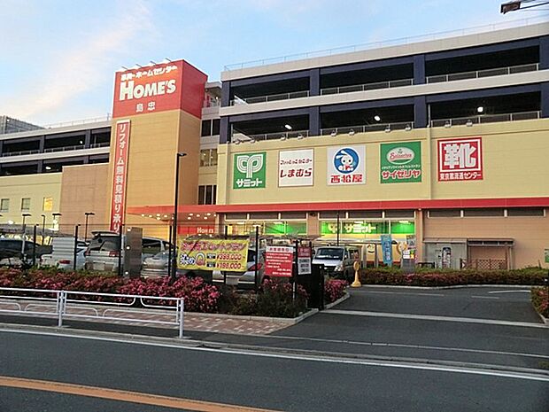 島忠ホームズ新川崎店 1900m 日用品からDIY用品、家具まで品揃え豊富に取り揃えています。西松屋やサミットなどもある大型店舗です。