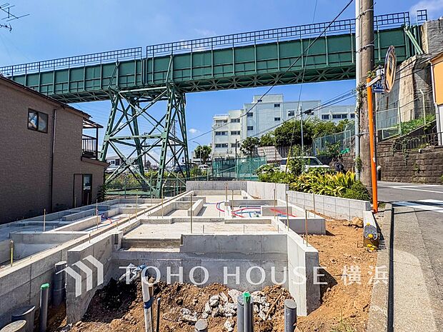 良質な環境に暮らす永住の邸がここに誕生します。(2026年7月撮影)